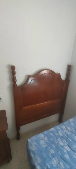 Dormitorio individual de madera estilo clásico.