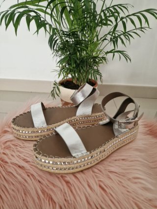 Sandalias plateadas planas