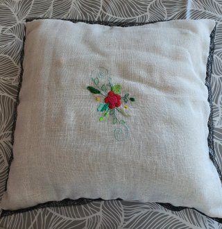 Cojín decorativo bordado flor