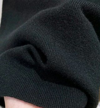 Pantalones anchos negros con cinturón marrón