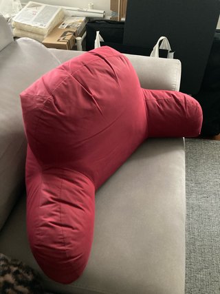 Cojín de lectura con funda extraíble roja.