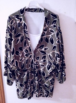 Chaqueta verde con estampado floral
