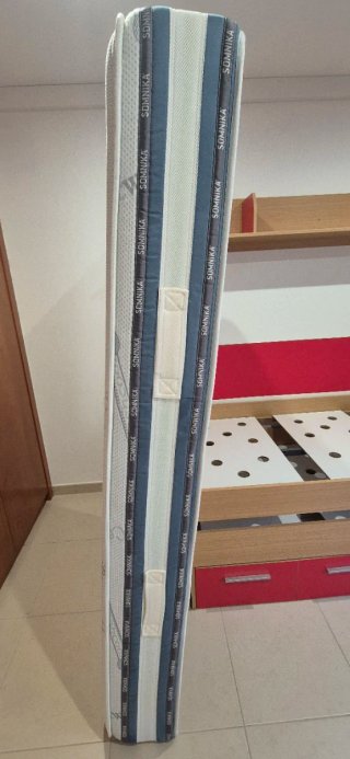 Letto a castello + scaffale + materassi