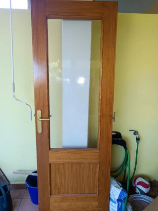 Puerta madera maciza con cristal