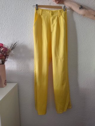 Traje amarillo Amazon