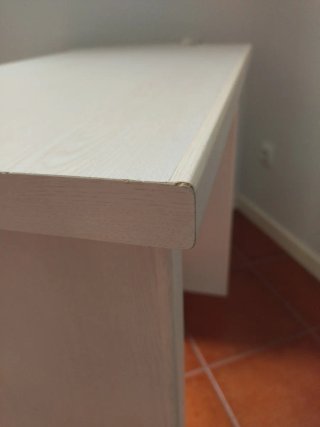 Mesa de escritorio blanca