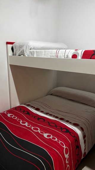 Litera madera camas cruzadas roja y blanca