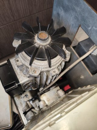 Motor para puerta.NO TIENE MANDO!!!