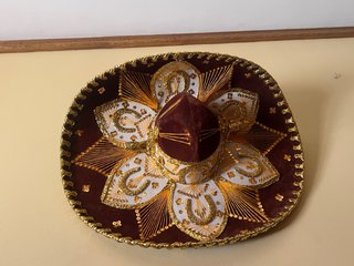 Gorro Mexicano Bordado Dorado y Rojo