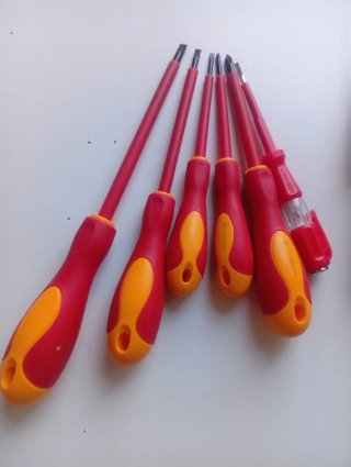 Lote.  Tijeras + 6 Destornilladores + Pelacables