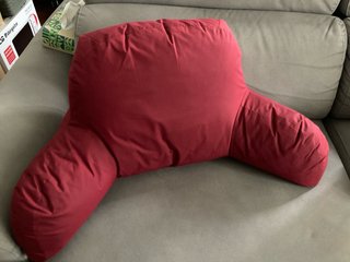 Cojín de lectura con brazos rojo