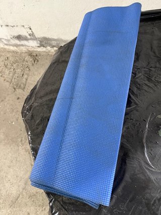 Esterilla azul para yoga o ejercicio. tengo 10