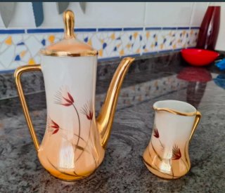 Cafetera y lechera porcelana dorada