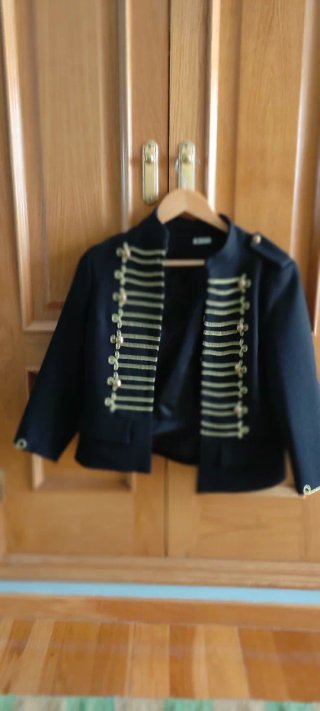 Chaqueta militar azul marino con detalles dorados