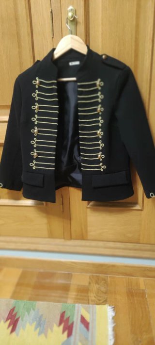 Chaqueta militar azul marino con detalles dorados