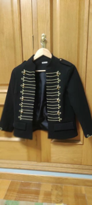 Chaqueta militar azul marino con detalles dorados