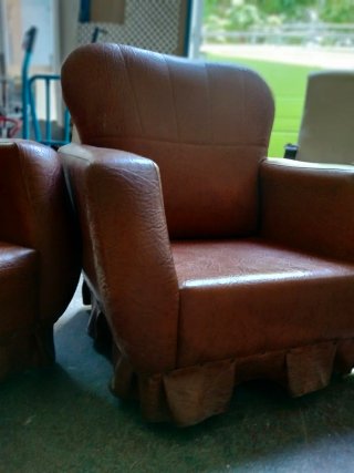 Sofá y sillones de piel marrón