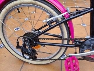 Bicicleta niña rosa con cesta