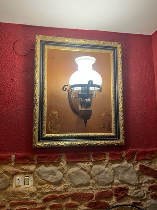 Cuadro con lámpara de pared