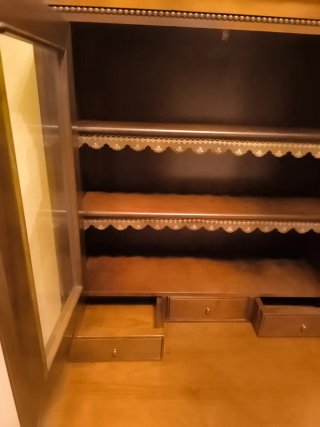 Mueble de madera con vitrina