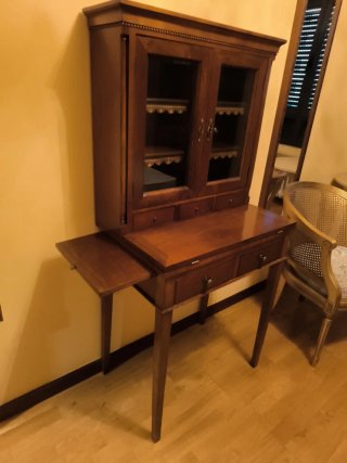 Mueble de madera con vitrina