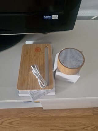 Altavoz y cargador portátil bambú