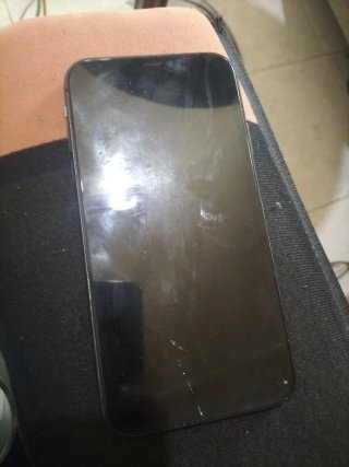 iPhone 11 pantalla dañada mancha negra funciona