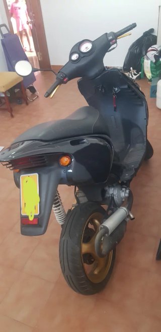 Beta Ark 49cc Scooter Negra y Dorada