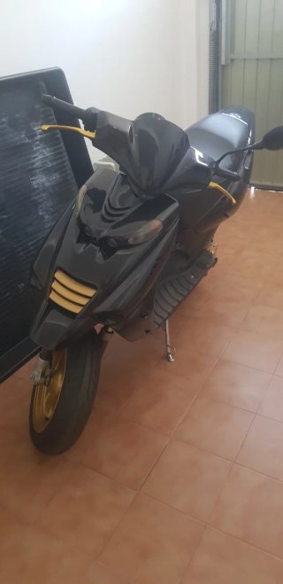 Beta Ark 49cc Scooter Negra y Dorada
