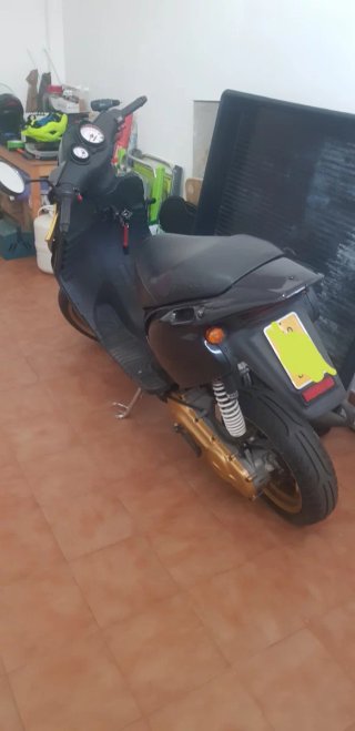Beta Ark 49cc Scooter Negra y Dorada