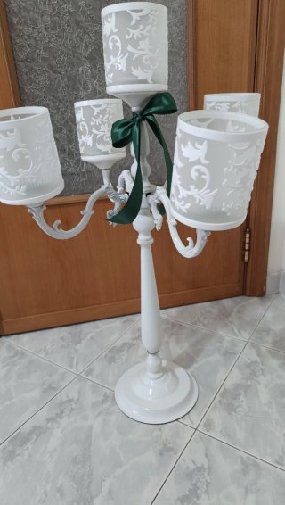 Candelabro a piantana decorato con 5  porta candel
