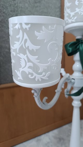 Candelabro a piantana decorato con 5  porta candel