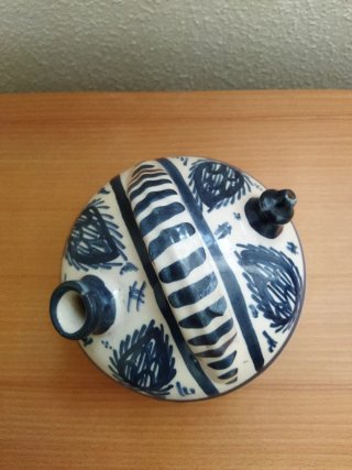 Botijo de cerámica azul y blanco