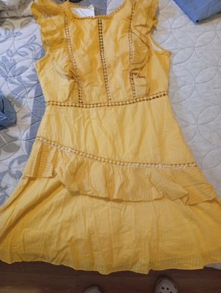 Vestido amarillo corto con volantes