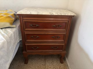 Cómoda y Mesitas de Noche Antiguas.