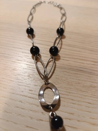 Collar de bolas plateado y negro