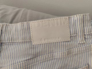 Pantalón corto de rayas azules y blancas