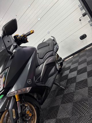 Yamaha TMAX Iron Max 530 Negra y Dorada