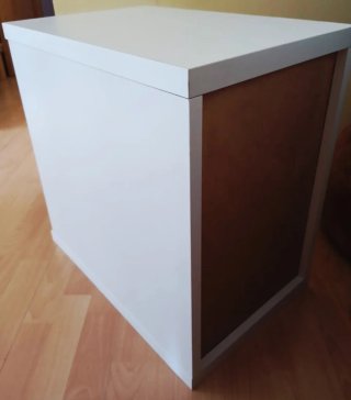 Estantería pequeña de madera blanca