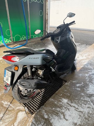Yamaha NMAX 125 gris, moto scooter