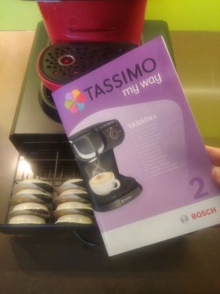 Cafetera Bosch Tassimo y Cajón para Cápsulas.
