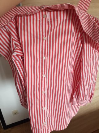 Blusa de rayas con hombros descubiertos. Talla XS