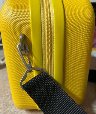 Neceser amarillo con diseño texturizado