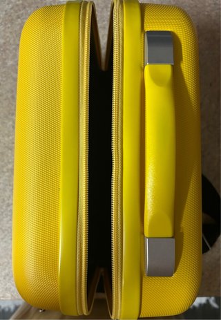 Neceser amarillo con diseño texturizado