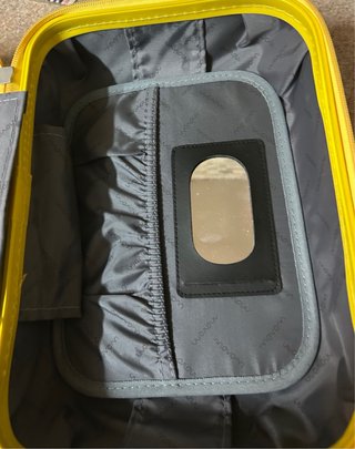 Neceser amarillo con diseño texturizado