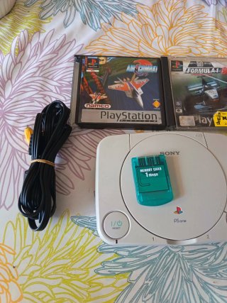 Consola Sony PSone con juegos y mando