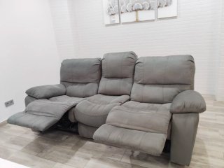 Sofá gris de 3 plazas