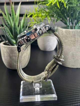 Reloj G-Shock plateado y verde militar