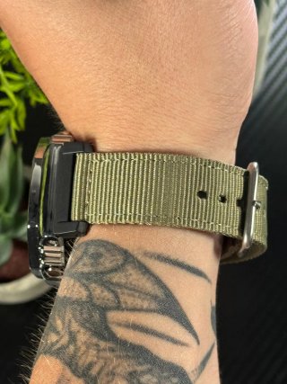 Reloj G-Shock plateado y verde militar