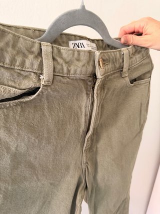 Pantalón Zara verde